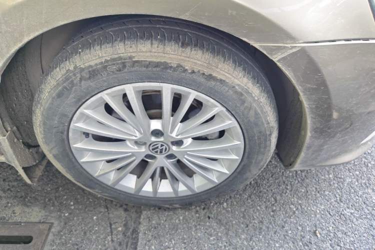 Used Volkswagen Bora 2013 1.4T Automatic Luxury Model Right Front Wheel Hub