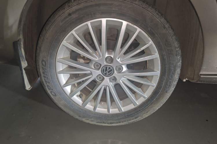Used Volkswagen Bora 2013 1.6L Automatic Luxury Model Right Front Wheel Hub