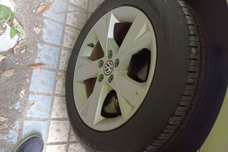 Used Volkswagen Bora 2013 1.6L Manual Comfort Model Right Front Wheel Hub