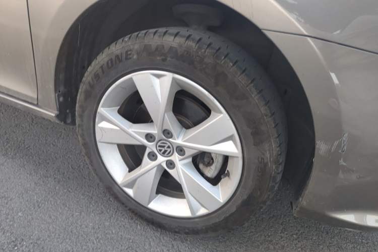 Used Volkswagen Bora 2013 1.6L Automatic Comfort Model Right Front Wheel Hub