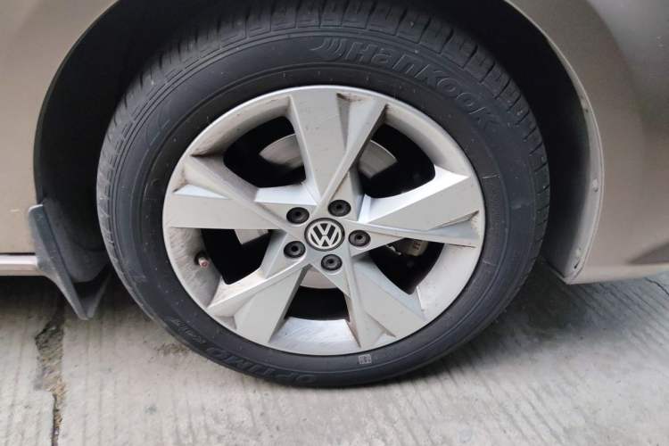 Used Volkswagen Bora 2013 1.6L Automatic Comfort Model Right Front Wheel Hub