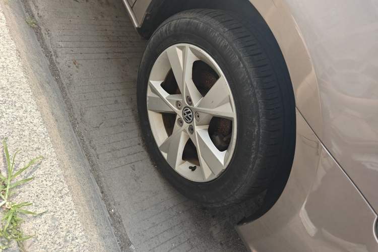 Used Volkswagen Bora 2013 1.6L Automatic Comfort Model Right Front Wheel Hub