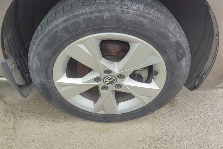 Used Volkswagen Bora 2013 1.6L Automatic Comfort Model Right Front Wheel Hub