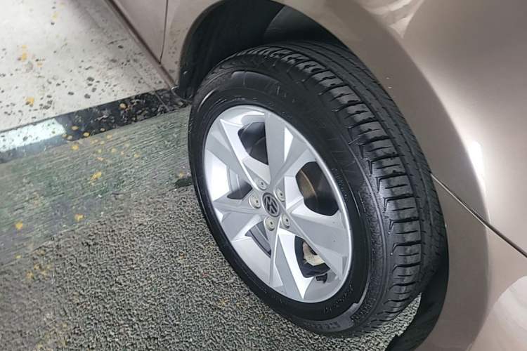 Used Volkswagen Bora 2013 1.6L Manual Fashion Edition Right Front Wheel Hub