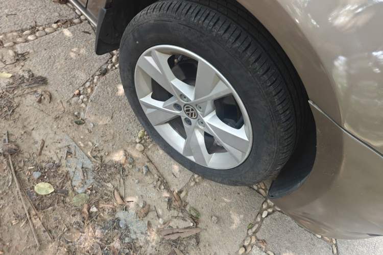 Used Volkswagen Bora 2013 1.6L Automatic Comfort Model Right Front Wheel Hub