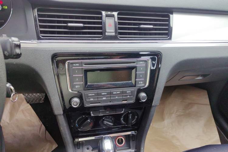 Used Volkswagen Bora 2013 1.6L Automatic Fashion Model Audio And AC Panel