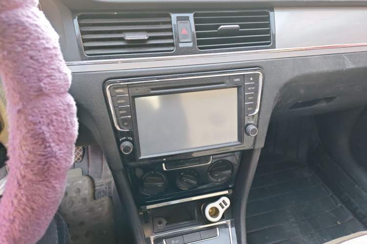 Used Volkswagen Bora 2013 1.6L Manual Fashion Edition Audio And AC Panel