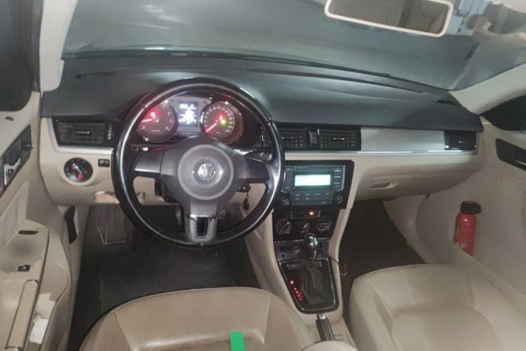 Used Volkswagen Bora 2013 1.6L Automatic Comfort Model Center Console