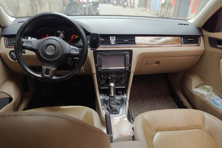 Used Volkswagen Bora 2013 1.6L Automatic Luxury Model Center Console