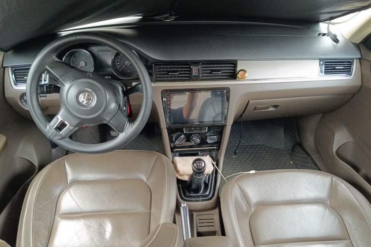 Used Volkswagen Bora 2013 1.6L Manual Comfort Model Center Console