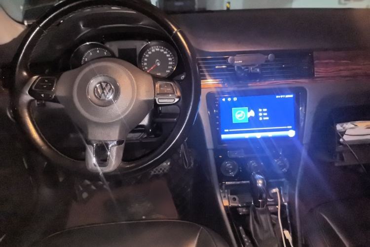 Used Volkswagen Bora 2013 1.6L Automatic Luxury Model Center Console