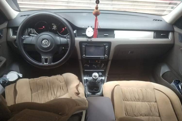 Used Volkswagen Bora 2013 1.6L Manual Comfort Model Center Console