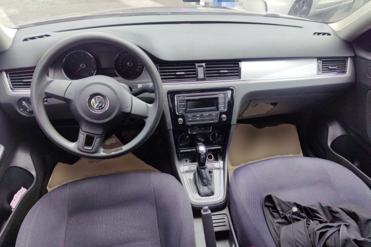 Used Volkswagen Bora 2013 1.6L Automatic Fashion Model Center Console