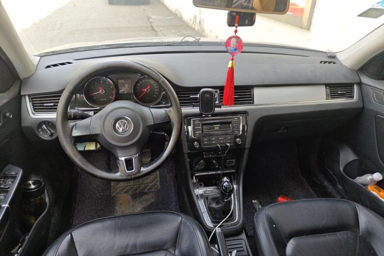 Used Volkswagen Bora 2013 1.6L Manual Comfort Model Center Console