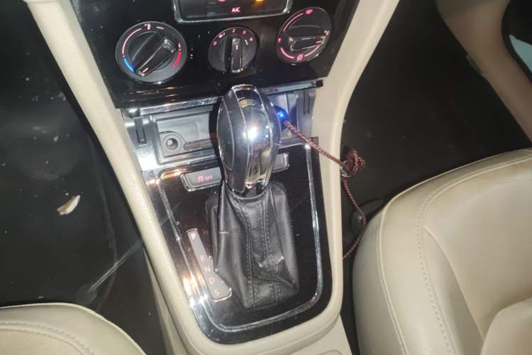 Used Volkswagen Bora 2013 1.6L Automatic Comfort Model Gear Lever
