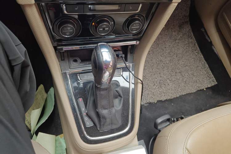 Used Volkswagen Bora 2013 1.6L Automatic Luxury Model Gear Lever
