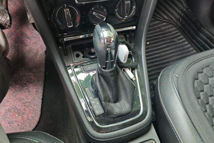 Used Volkswagen Bora 2013 1.6L Automatic Comfort Model Gear Lever