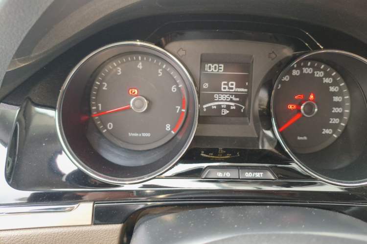 Used Volkswagen Bora 2013 1.4T Manual Comfort Model Odometer Close Up