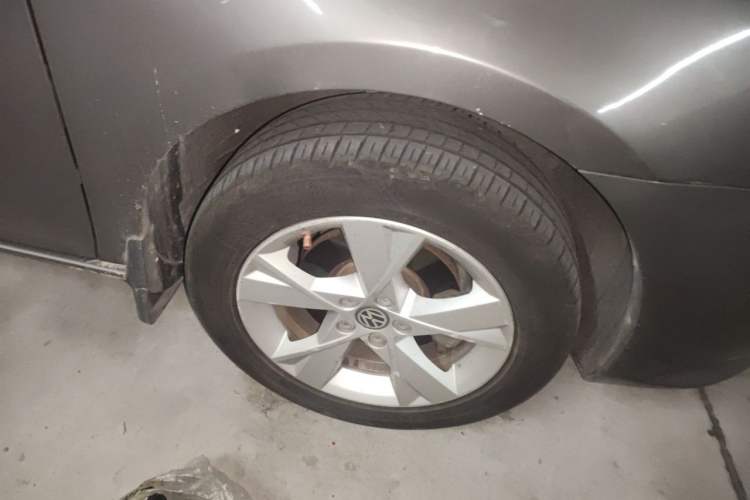 Used Volkswagen Bora 2013 1.6L Automatic Comfort Model Right Front Wheel Hub