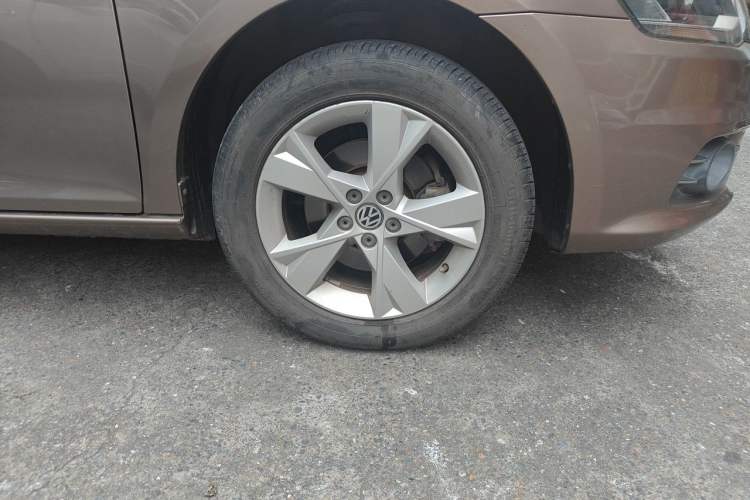 Used Volkswagen Bora 2013 1.4T Automatic Comfort Model Right Front Wheel Hub