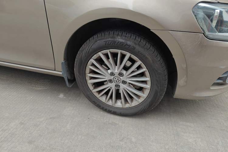 Used Volkswagen Bora 2013 1.6L Automatic Luxury Model Right Front Wheel Hub