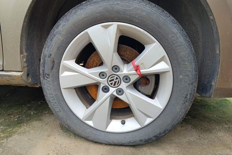 Used Volkswagen Bora 2013 1.6L Manual Comfort Model Right Front Wheel Hub
