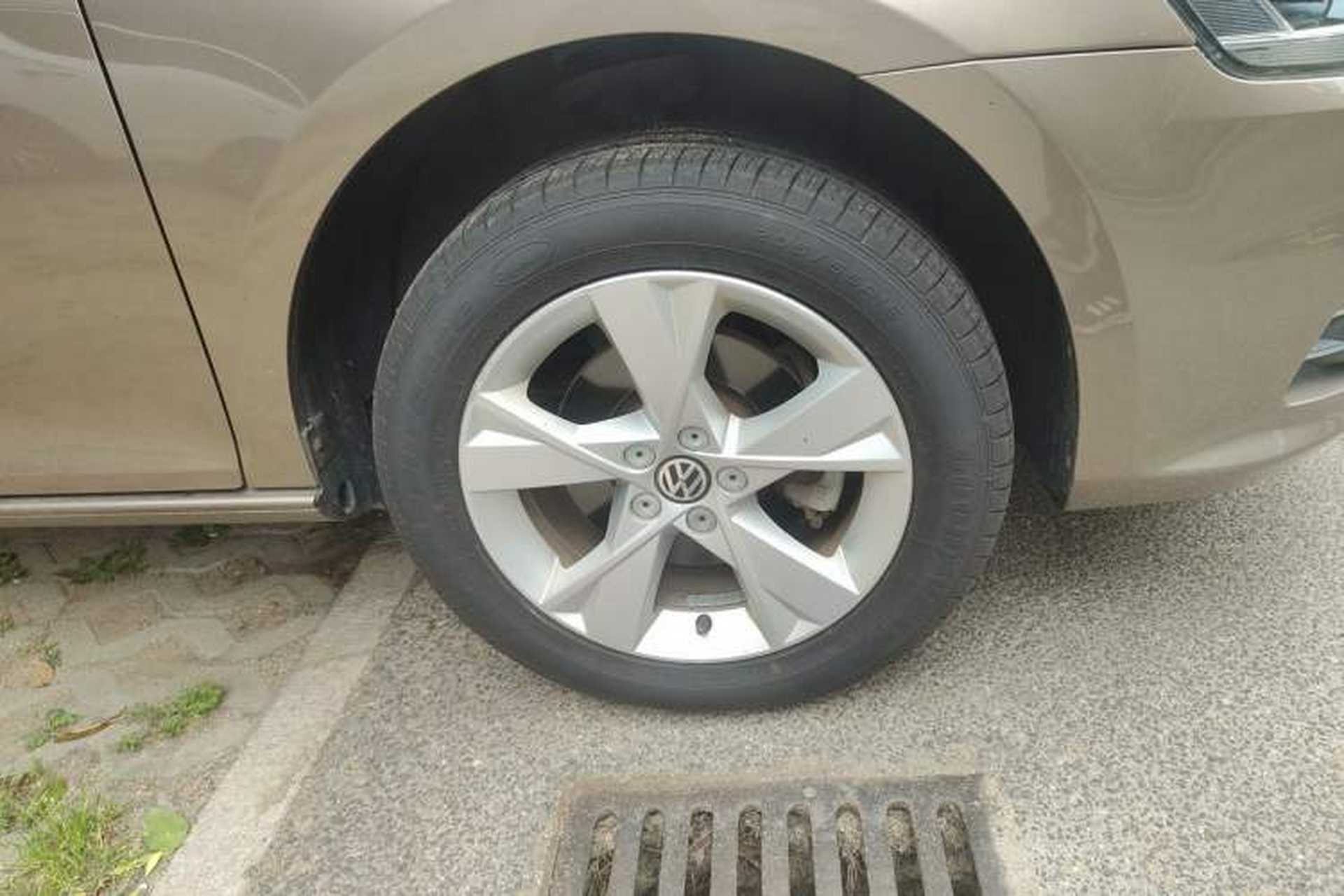 Used Volkswagen Bora 2013 1.6L Manual Comfort Model Right Front Wheel Hub