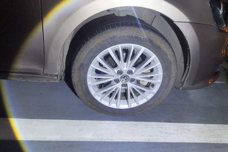 Used Volkswagen Bora 2013 1.6L Automatic Luxury Model Right Front Wheel Hub