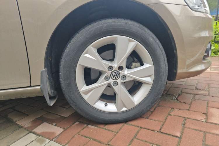 Used Volkswagen Bora 2013 1.4T Automatic Comfort Model Right Front Wheel Hub