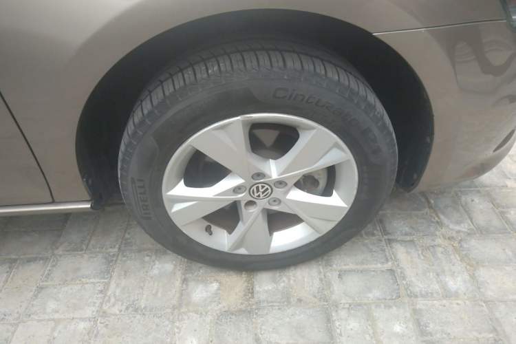 Used Volkswagen Bora 2013 1.6L Manual Comfort Model Right Front Wheel Hub