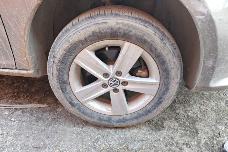 Used Volkswagen Bora 2013 1.6L Manual Fashion Edition Right Front Wheel Hub