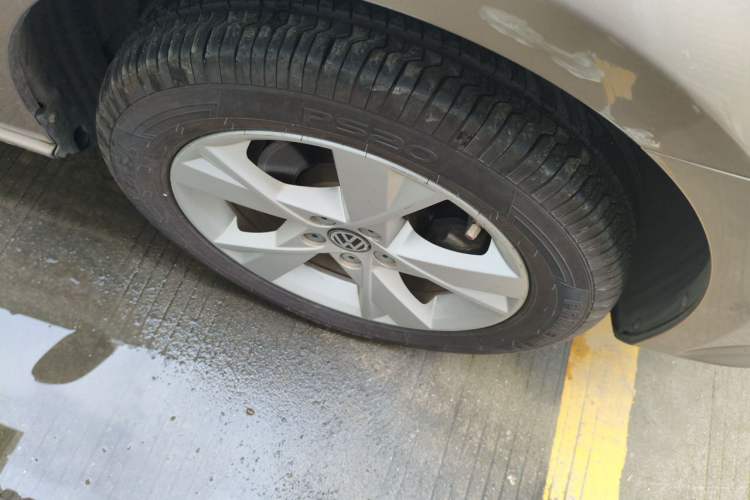 Used Volkswagen Bora 2013 1.4T Manual Comfort Model Right Front Wheel Hub