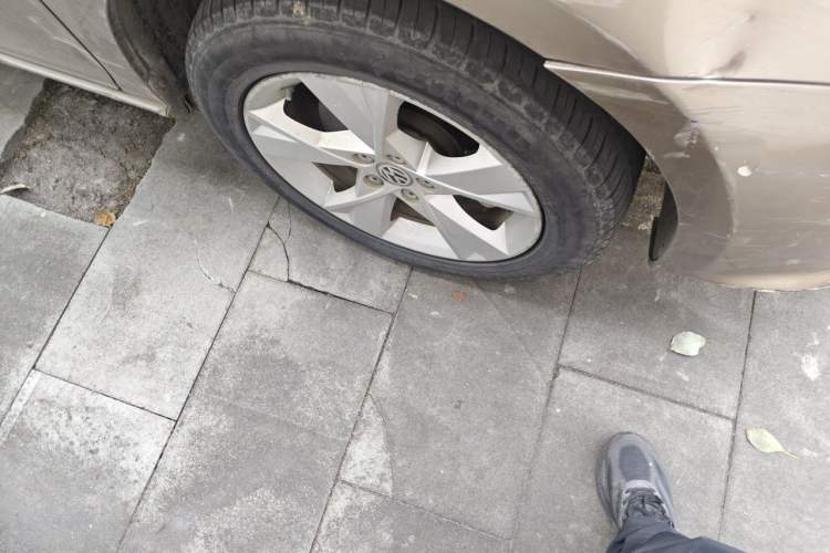 Used Volkswagen Bora 2013 1.6L Manual Comfort Model Right Front Wheel Hub