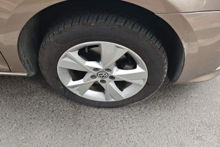 Used Volkswagen Bora 2013 1.6L Automatic Comfort Model Right Front Wheel Hub