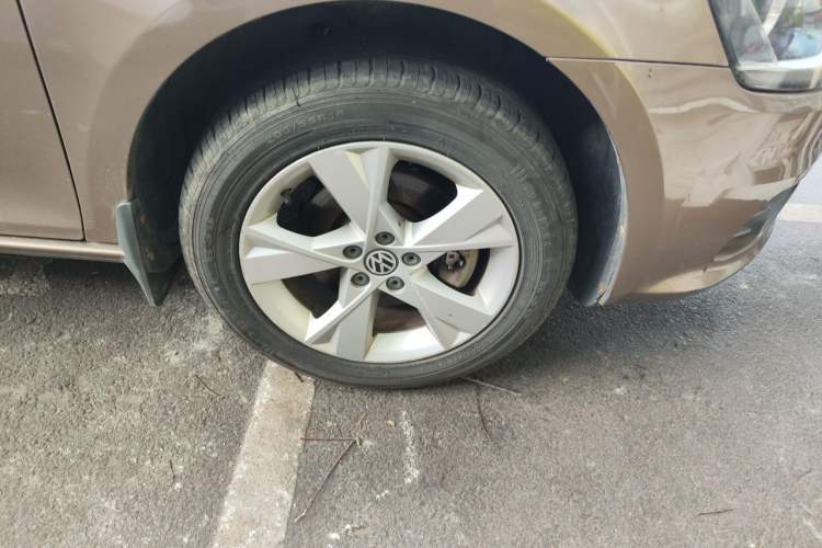 Used Volkswagen Bora 2013 1.4T Manual Comfort Model Right Front Wheel Hub
