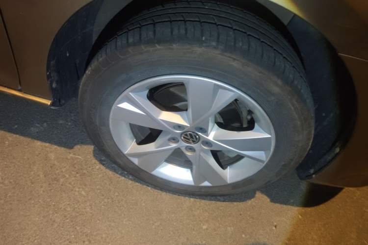 Used Volkswagen Bora 2013 1.6L Automatic Comfort Model Right Front Wheel Hub