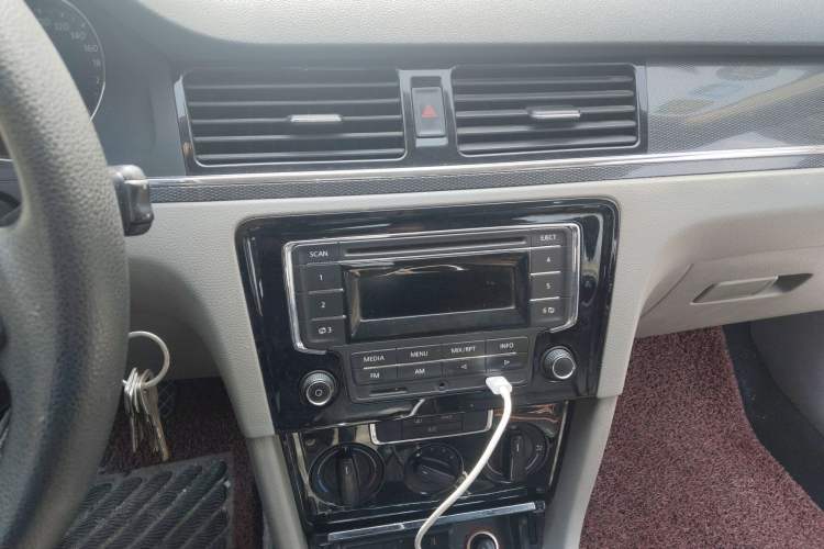 Used Volkswagen Bora 2013 1.6L Manual Fashion Edition Audio And AC Panel