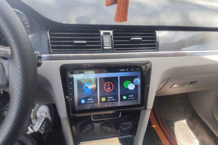 Used Volkswagen Bora 2013 1.6L Manual Fashion Edition Audio And AC Panel