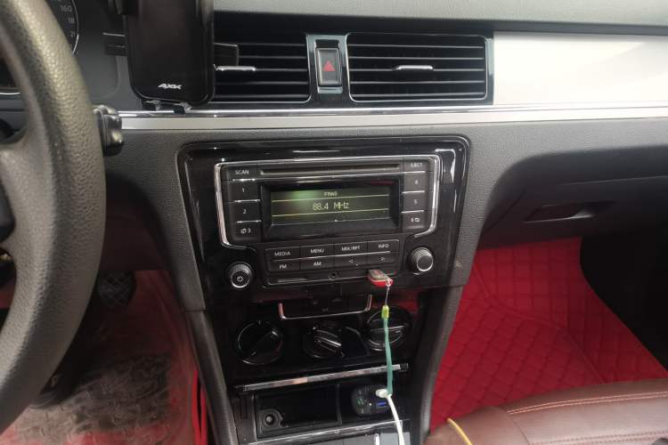 Used Volkswagen Bora 2013 1.6L Manual Fashion Edition Audio And AC Panel