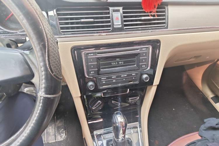 Used Volkswagen Bora 2013 1.6L Automatic Comfort Model Audio And AC Panel
