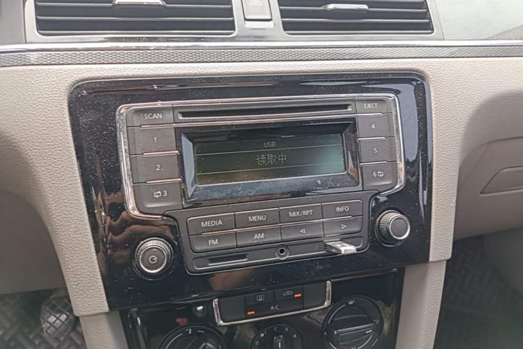 Used Volkswagen Bora 2013 1.6L Manual Fashion Edition Audio And AC Panel