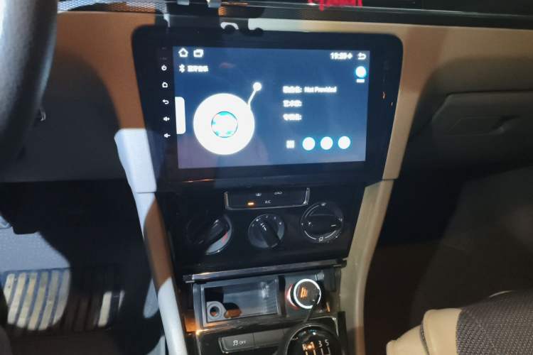 Used Volkswagen Bora 2013 1.6L Manual Fashion Edition Audio And AC Panel