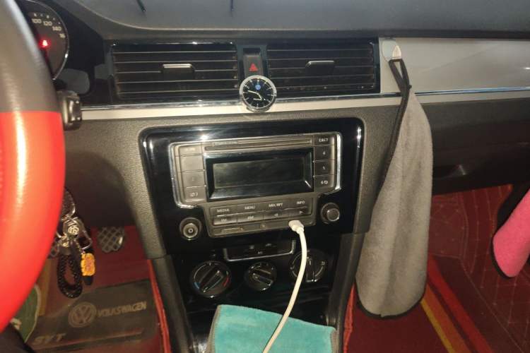 Used Volkswagen Bora 2013 1.6L Manual Comfort Model Audio And AC Panel