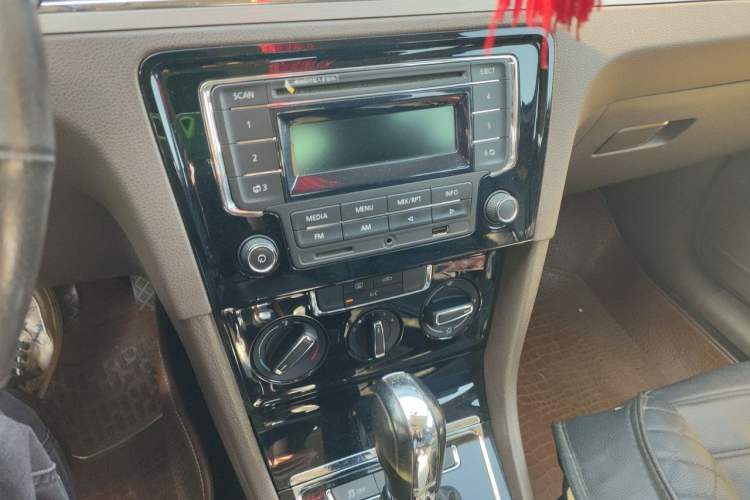 Used Volkswagen Bora 2013 1.6L Automatic Comfort Model Audio And AC Panel