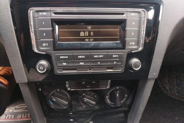 Used Volkswagen Bora 2013 1.6L Manual Fashion Edition Audio And AC Panel