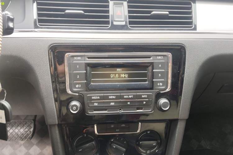 Used Volkswagen Bora 2013 1.6L Automatic Fashion Model Audio And AC Panel