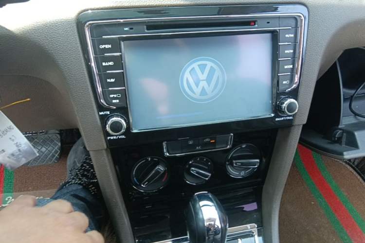 Used Volkswagen Bora 2013 1.6L Automatic Comfort Model Audio And AC Panel