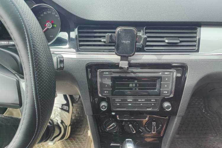 Used Volkswagen Bora 2013 1.6L Automatic Comfort Model Audio And AC Panel