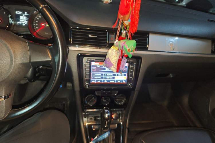 Used Volkswagen Bora 2013 1.6L Automatic Comfort Model Audio And AC Panel