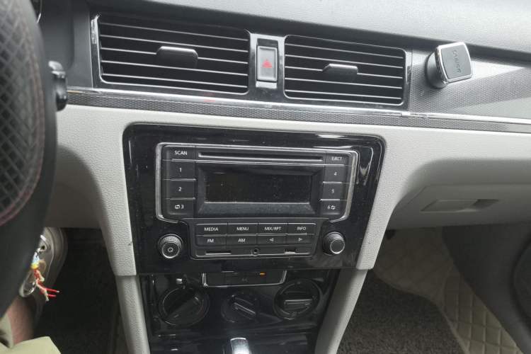 Used Volkswagen Bora 2013 1.6L Automatic Fashion Model Audio And AC Panel